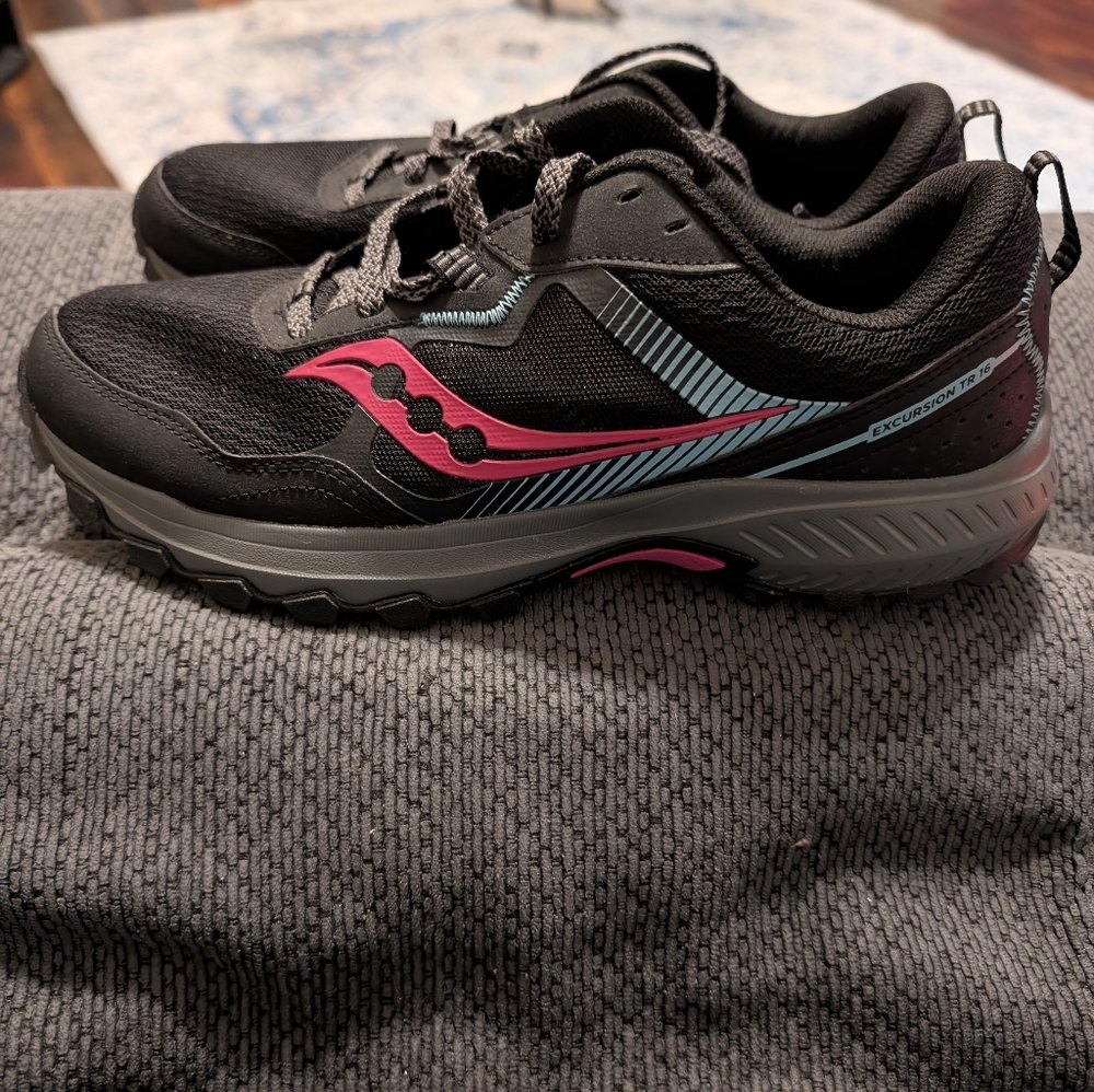 Saucony Women's Black and Blue Athletic Shoes